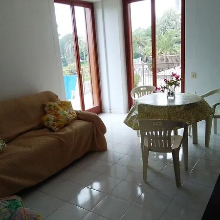 아파트 The House On The *